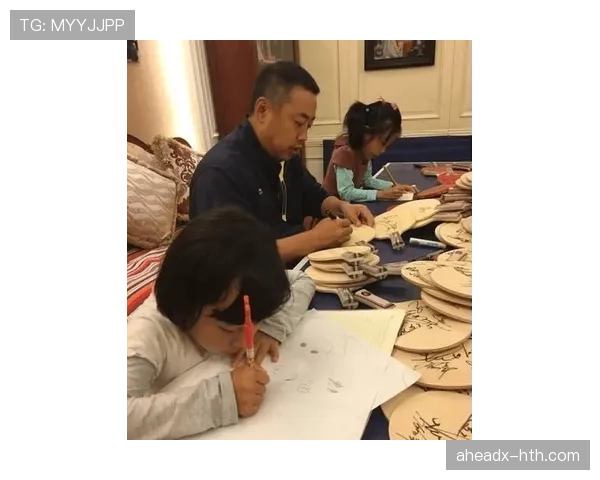 张继科这生活也太有戏了，沙发上名牌包和乒乓球拍随手堆成个小博物馆